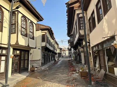 <p><strong>19b.</strong> Malatya Yeşilyurtta Adıyaman Caddesi üzerindeki  geleneksel konutların deprem sonrası görünümü <br /> 	Fotoğraf: G. Utaş Aslan</p>